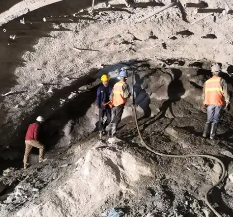 珠山隧道拱顶带模注浆料，微膨胀注浆料的特点及施工工艺